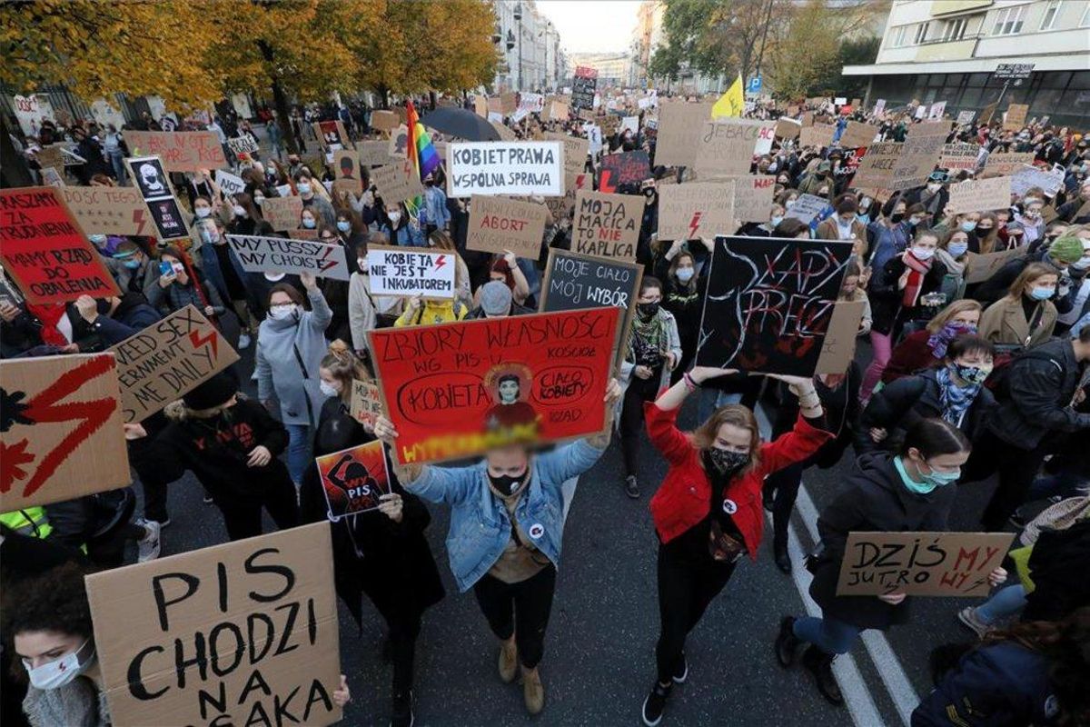 Protestas sociales en Polonia por las restricciones en el aborto. Protestas sociales en Polonia por las restricciones en el aborto.