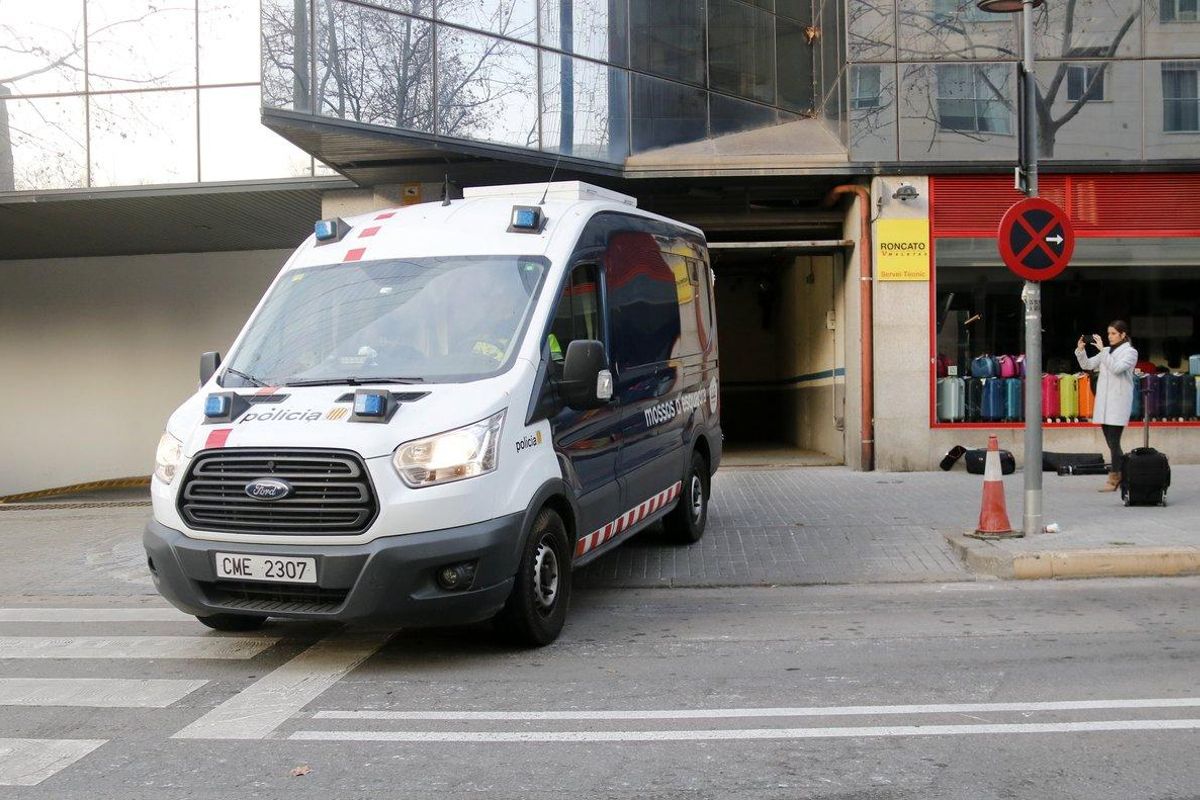 Una furgoneta de los Mossos traslada a los detenidos por violación múltiple en Sabadell hasta los juzgados. Una furgoneta de los Mossos traslada a los detenidos por violación múltiple en Sabadell hasta los juzgados.