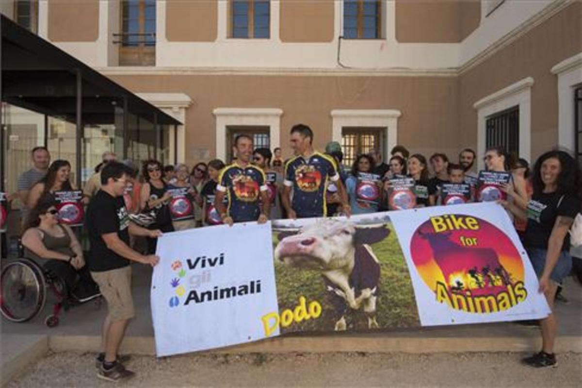 Foto de grupo de los activistas que han recibido a los ciclistas del Bike for Animals en Amposta.