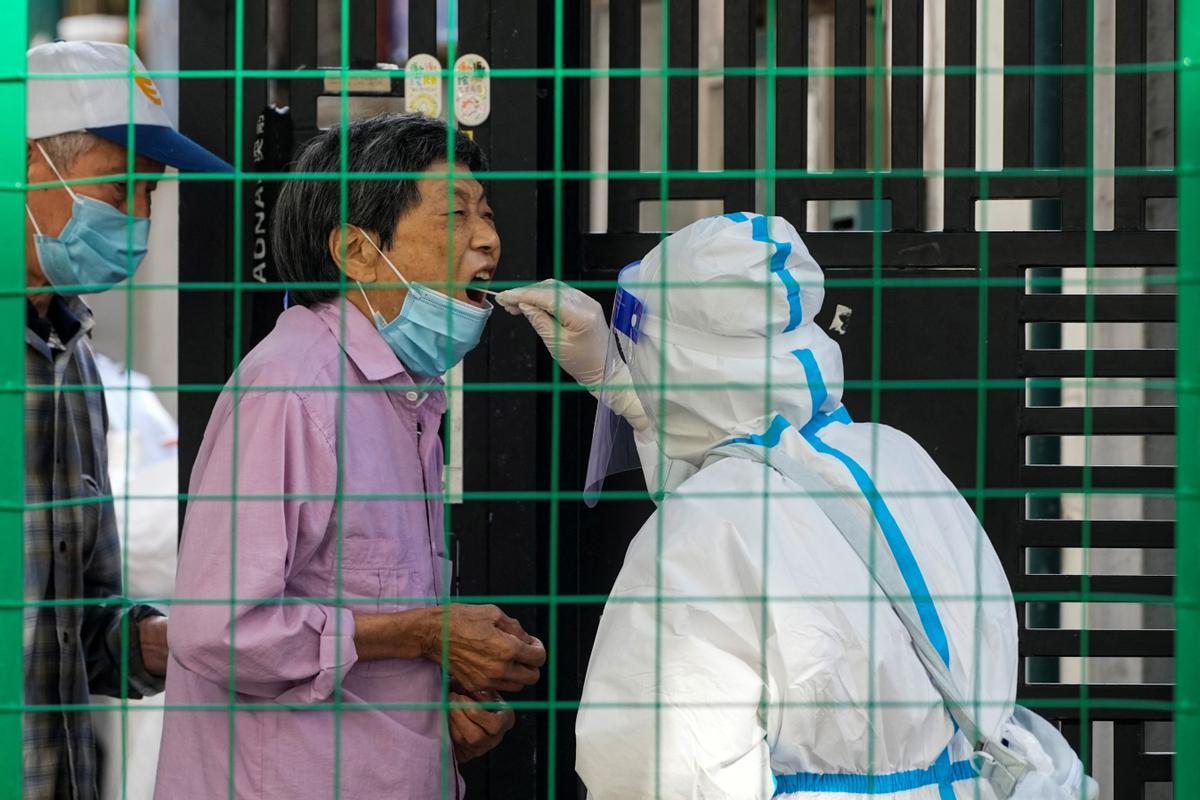 China vuelve a los confinamientos: 1,7 millones de personas encerradas por covid