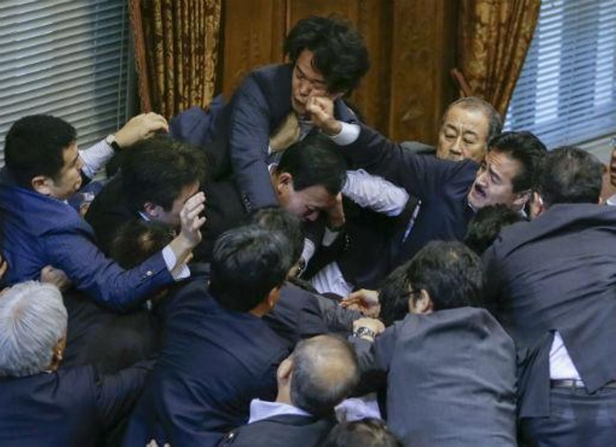 A golpes en el Parlamento japonés por la nueva ley del Ejército