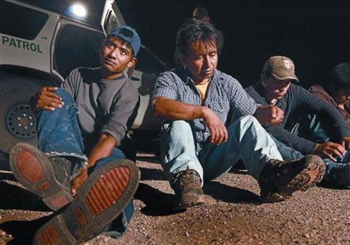 Inmigrantes mexicanos arrestados cerca de la frontera, antes de ser traslados a Arizona. Inmigrantes mexicanos arrestados cerca de la frontera, antes de ser traslados a Arizona.