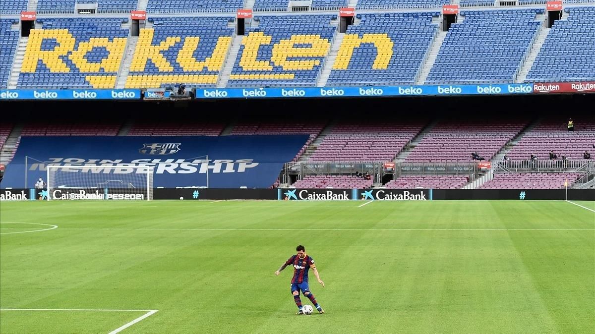 Messi lanza una falta durante el Gamper ante el Elche. Messi lanza una falta durante el Gamper ante el Elche.