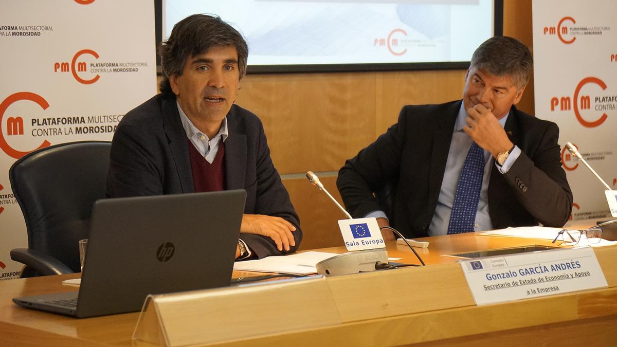 El secretario de Estado de Economía, Gonzalo García; y el presidente de la Plataforma Multisectorial contr la Morosidad (PMcM), Antoni Cañete
