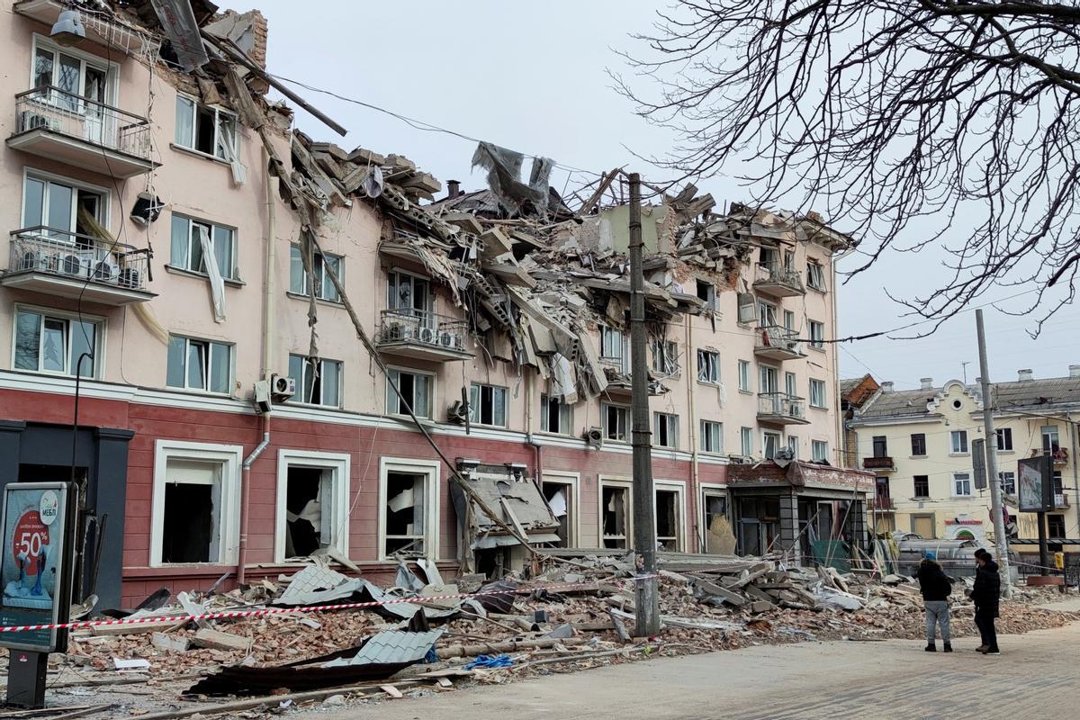 Un hotel afectado por los bombardeos rusos en el centro de Chernígov.