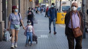 Peatones y paseantes en la calle barcelonesa de Pelai, el lunes 18 de mayo.