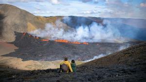 Al menos dos heridos entre los curiosos que se agolpan para ver el volcán de Islandia