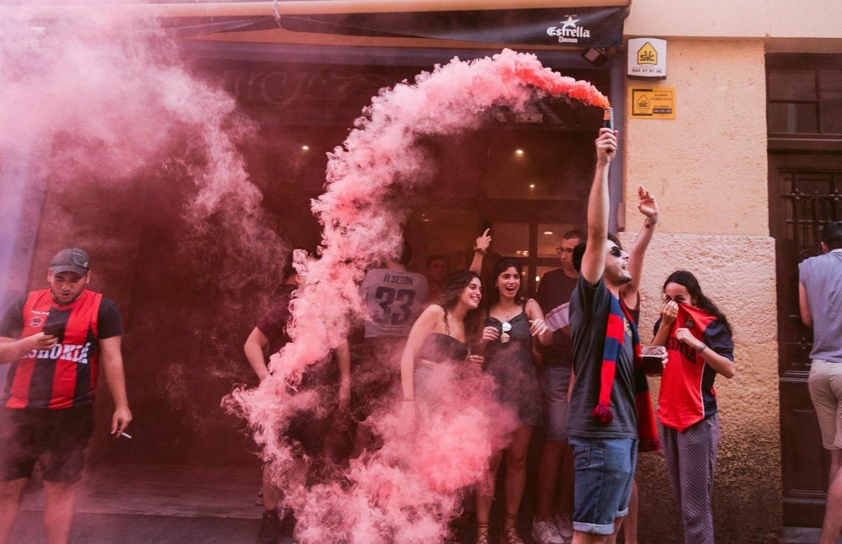 Varios aficionados del Baskonia celebran la victoria del conjunto en la final de la liga Endesa, este martes en Vitoria. Varios aficionados del Baskonia celebran la victoria del conjunto en la final de la liga Endesa, este martes en Vitoria.