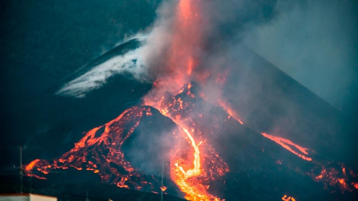 Colada de lava por el cono secundario del volcán de La Palma-. Colada de lava por el cono secundario del volcán de La Palma-.
