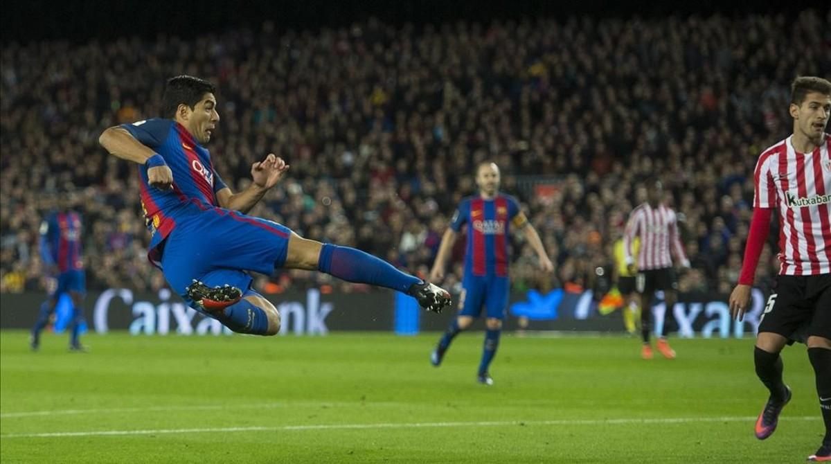 Suárez, con un espectacular disparo, firma el 1-0 al Athletic en el Camp Nou. Suárez, con un espectacular disparo, firma el 1-0 al Athletic en el Camp Nou.