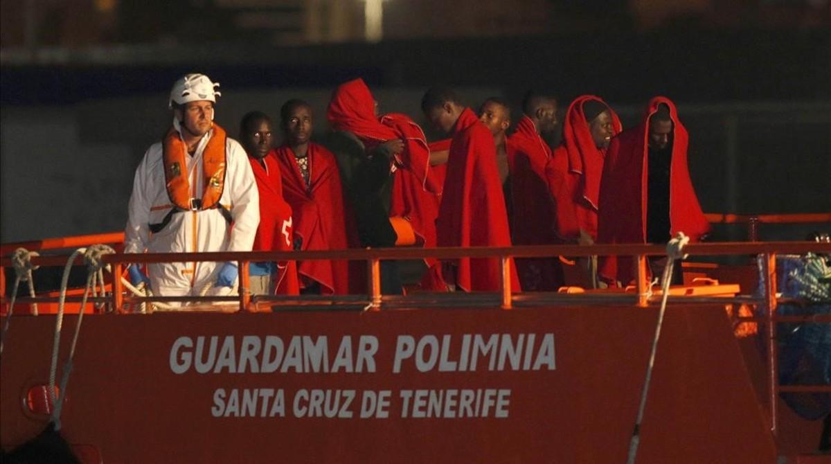 Llegada al puerto de Almería de 26 extranjeros rescatados de una patera, el pasado 8 de agosto.