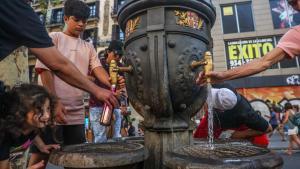 gente refrescandose en la fuente de canaletas por el calor