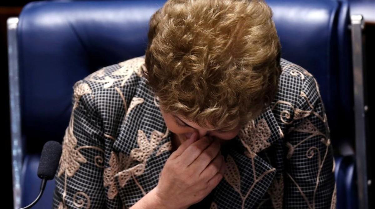 La presidenta suspendida del Brasil, Dilma Rousseff, acude a la última sesión debate del juicio político que debe determinar si continúa o no en el poder.