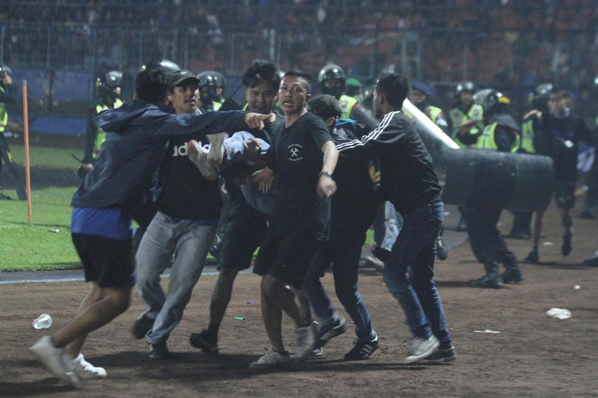 Trágica avalancha en un estadio de fútbol en Indonesia