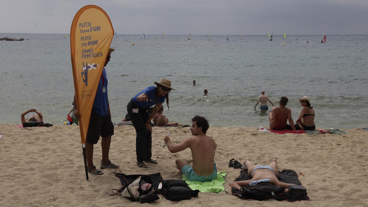 Barcelona despliega informadores en todas las playas cuando comienza la prohibición de fumar en ellas.