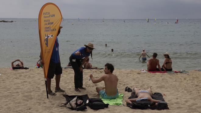 Barcelona despliega informadores en todas las playas cuando comienza la prohibición de fumar en ellas