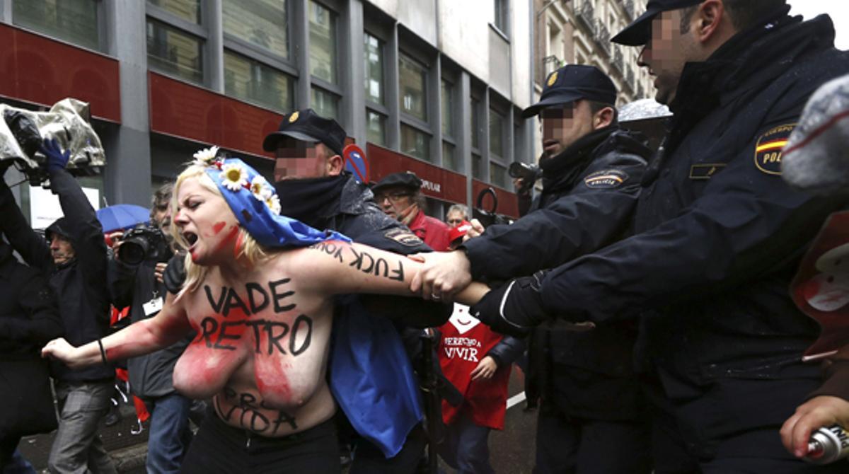 Protesta de Femen en una marcha antiabortista en Madrid.