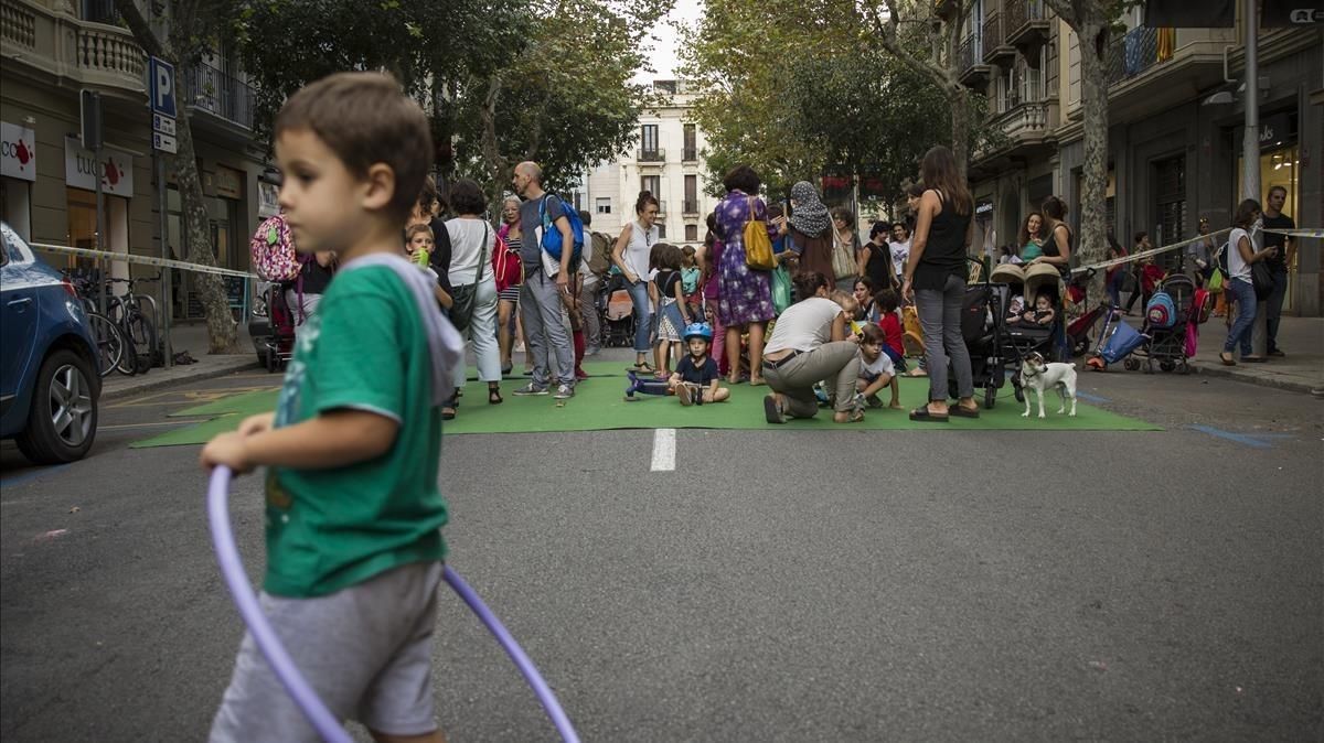 El Dia sin Coches, del 2016, con el tráfico cortado en la calle Bailèn a la altura Travesera de Gràcia. El Dia sin Coches, del 2016, con el tráfico cortado en la calle Bailèn a la altura Travesera de Gràcia.