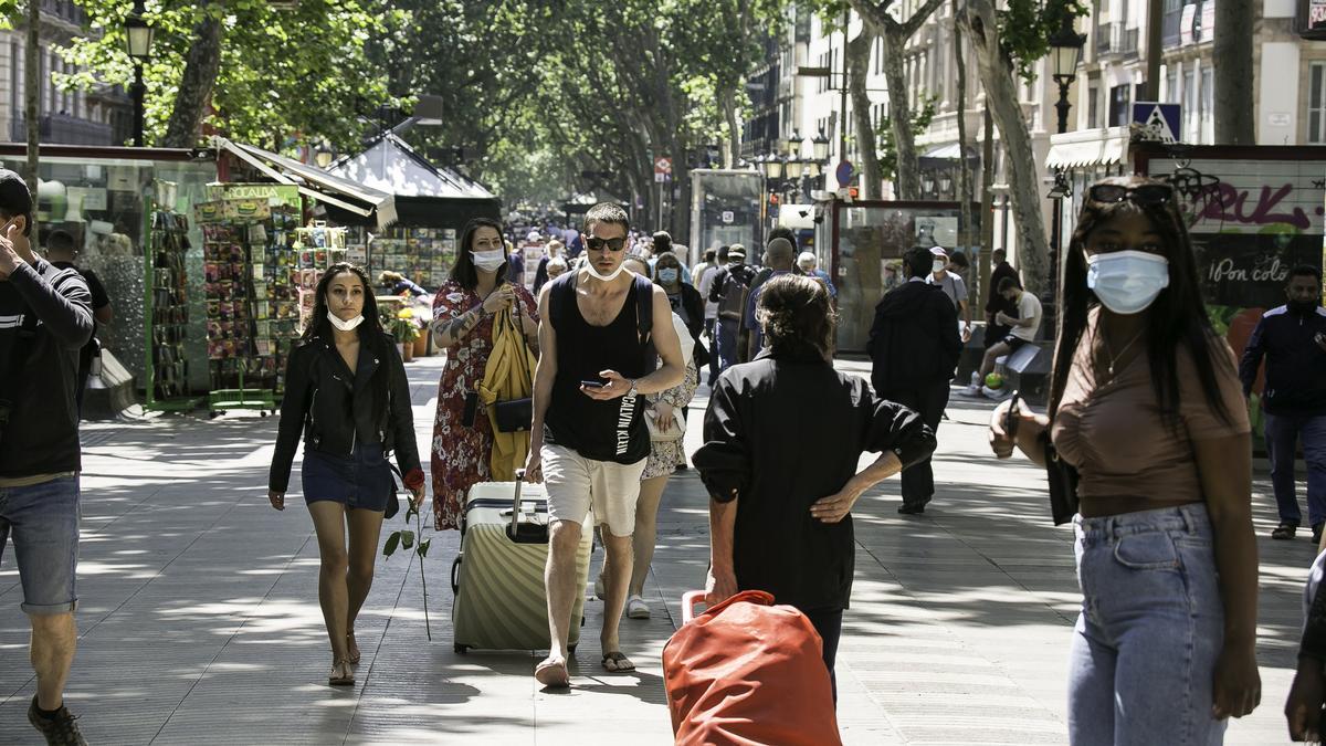 BARCELONA 27/05/2021 Esta mañana gente sin mascarilla por las Rambles i la Pl Reial
Mascarilla, Covid, Máscara, coronavirus
Fotografia de JOAN CORTADELLAS BARCELONA 27/05/2021 Esta mañana gente sin mascarilla por las Rambles i la Pl Reial
Mascarilla, Covid, Máscara, coronavirus
Fotografia de JOAN CORTADELLAS