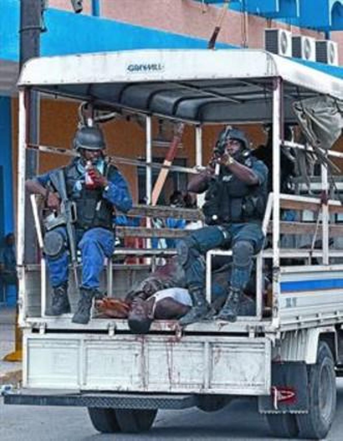 La policia irromp als voltants d’un hospital de Kingston amb 12 cossos en una furgoneta. La policia irromp als voltants d’un hospital de Kingston amb 12 cossos en una furgoneta.
