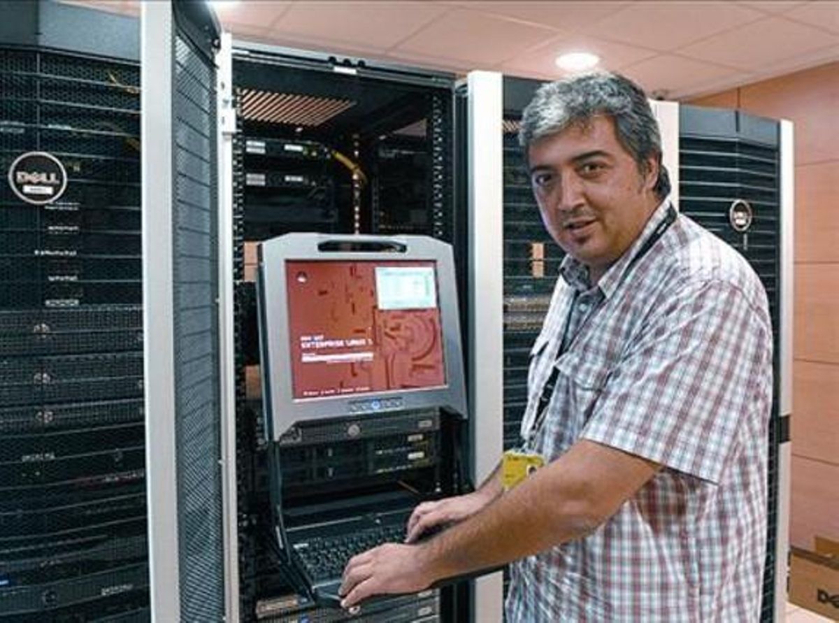 Jordi Murgó, con unos servidores en la empresa en que trabaja, en Lleida. Jordi Murgó, con unos servidores en la empresa en que trabaja, en Lleida.