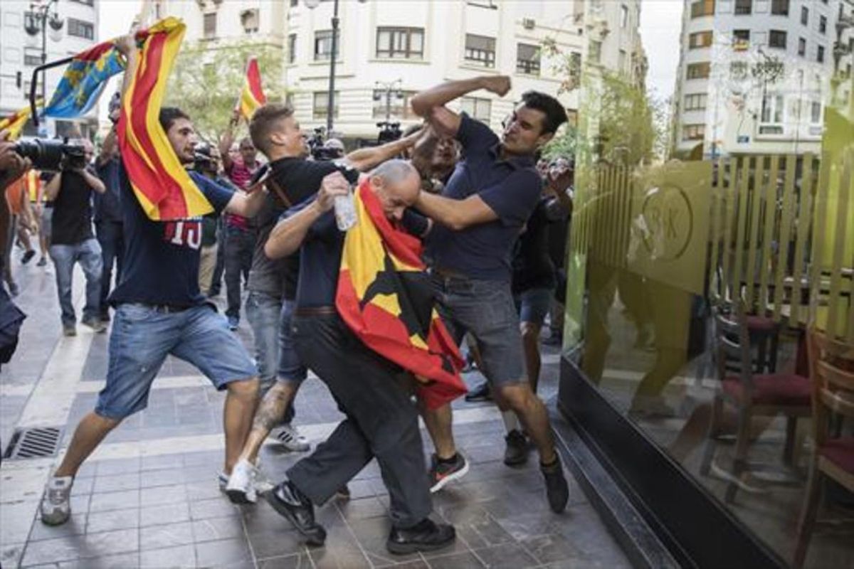 Agresión ultra contra los manifestantes de la marcha del 9 d’octubre en València. Agresión ultra contra los manifestantes de la marcha del 9 d’octubre en València.