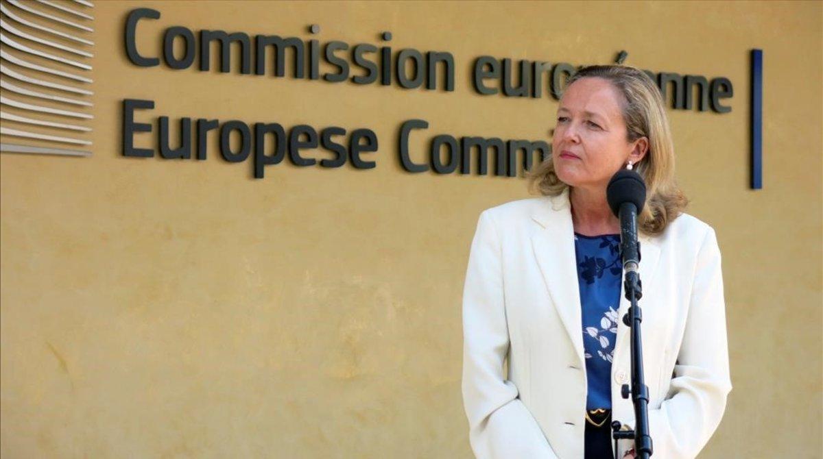  La vicepresidenta Nadia Calviño atiende a los medios durante su visita este lunes a la Comision Europea  en Bruselas. 