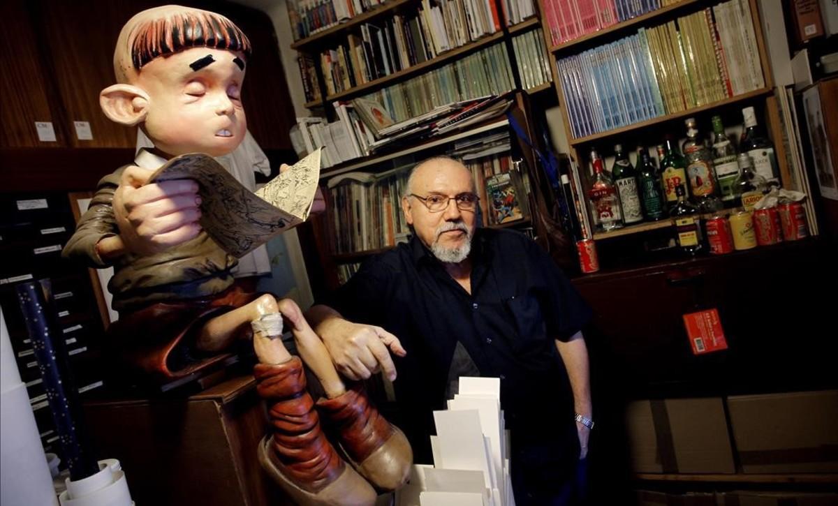 Carlos Giménez, en su estudio de Madrid, en el 2011.