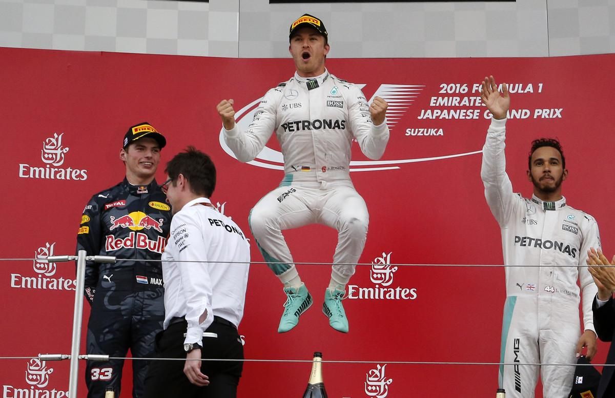 Nico Rosberg celebra la victoria, con Max Verstappen, segundo, y Lewis Hamilton, tercero, en Suzuka. Nico Rosberg celebra la victoria, con Max Verstappen, segundo, y Lewis Hamilton, tercero, en Suzuka.