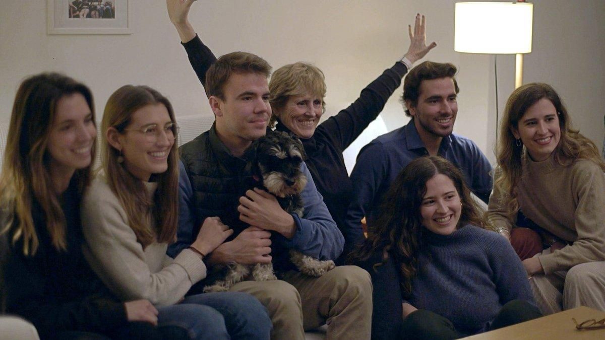 Mercedes Milá con Scott y algunos de sus sobrinos en ’Scott y Milá’. Mercedes Milá con Scott y algunos de sus sobrinos en ’Scott y Milá’.