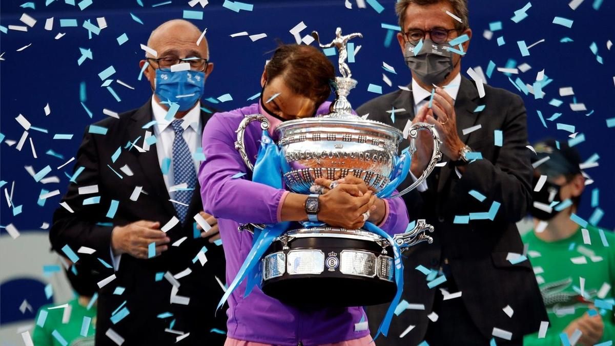Nadal abraza la copa del Barcelona Open Banc Sabadell. Nadal abraza la copa del Barcelona Open Banc Sabadell.