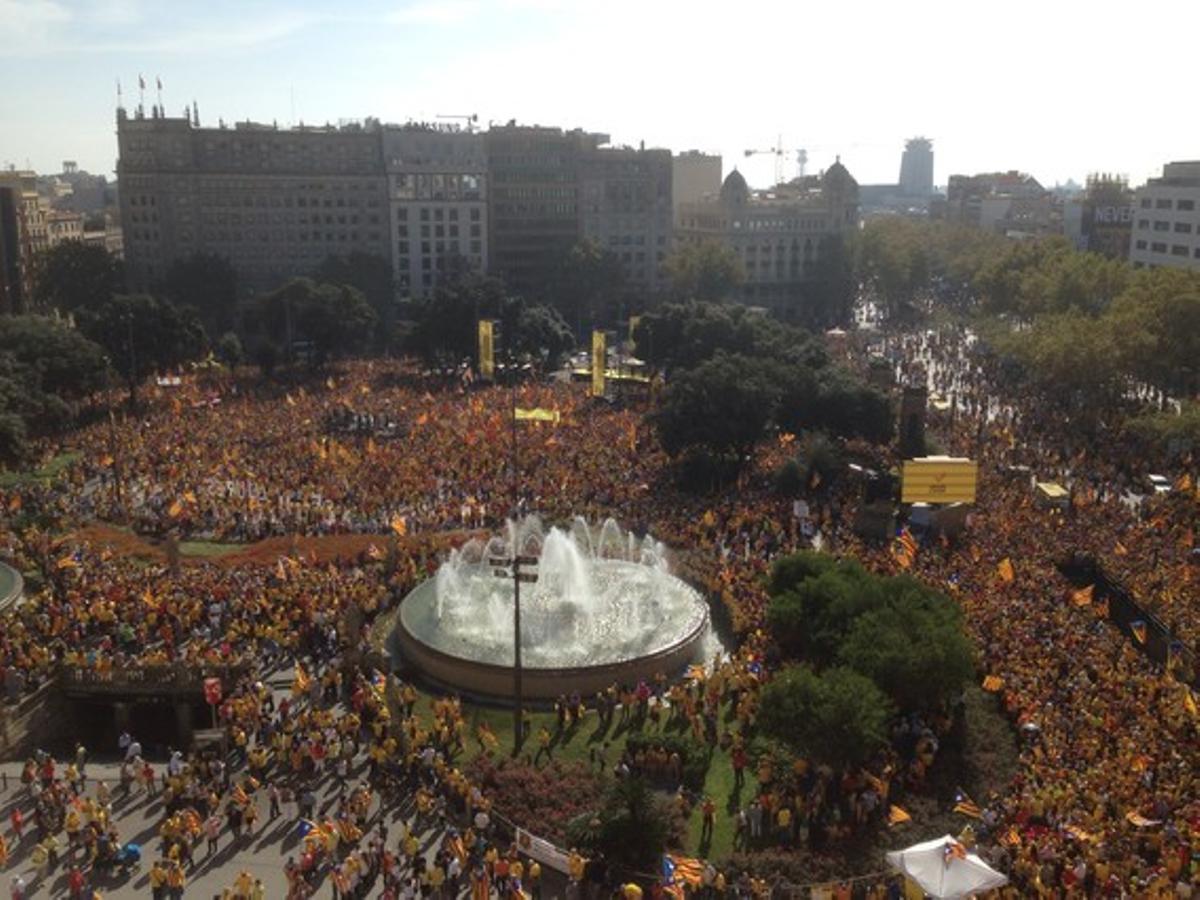 Acto central de la campaña ’Ara és l’hora’ en la plaza de Catalunya de Barcelona.