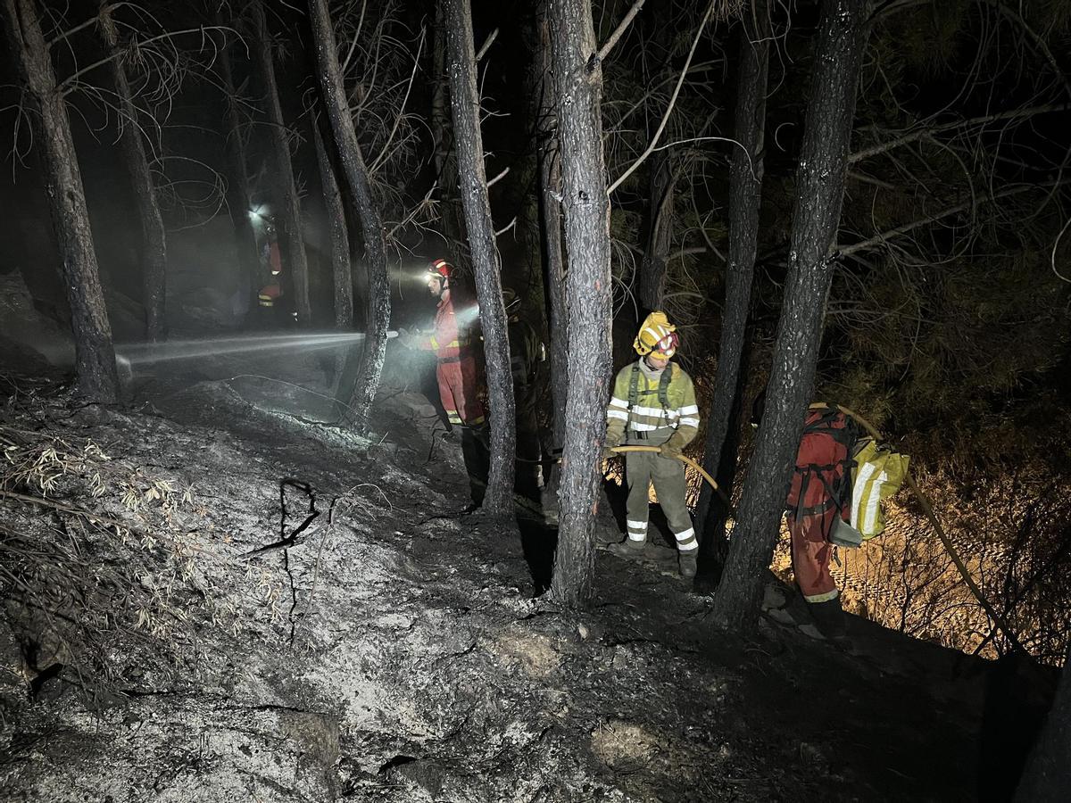 Un hombre toma este martes una fotografía con su móvil de la zona quemada en la localidad de Pedro Bernardo, por el incendio declarado el pasado viernes en Santa Cruz del Valle (Ávila). EFE/ Raúl Sanchidrián
