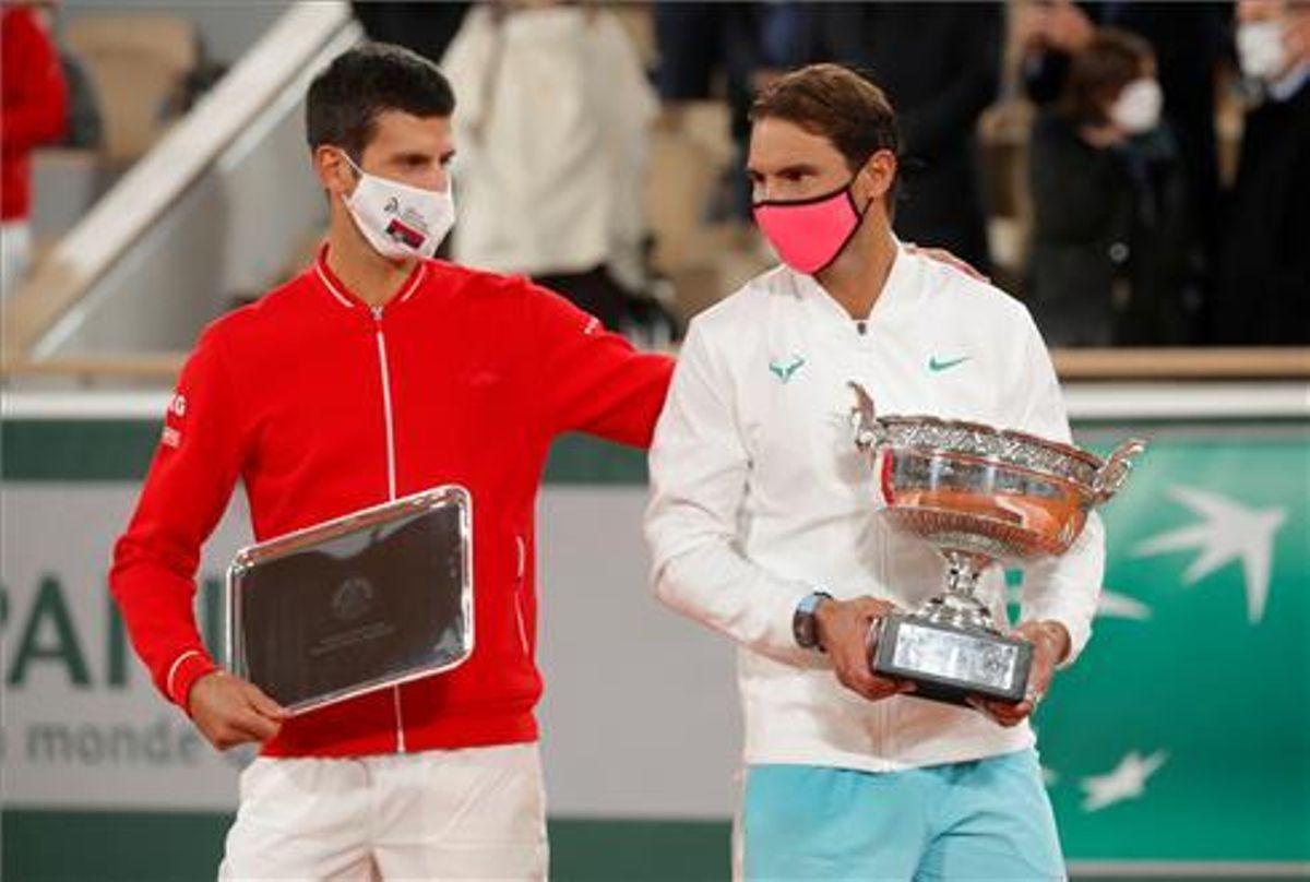 Djokovic y Nadal, tras la final de Roland Garros de 2020. Djokovic y Nadal, tras la final de Roland Garros de 2020.