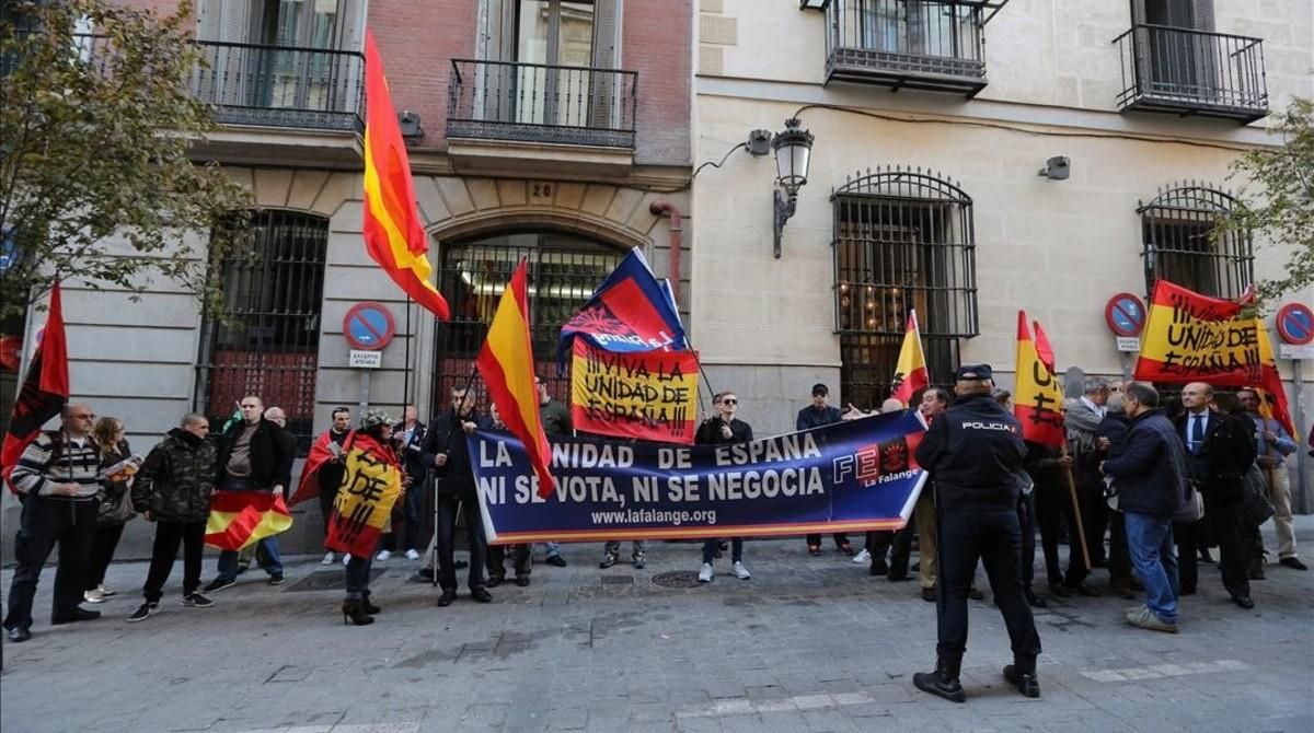 Un grupo de ultras esperan a Mas,en el Ateneo de Madrid, con pancartas y enseñas de Falange. Un grupo de ultras esperan a Mas,en el Ateneo de Madrid, con pancartas y enseñas de Falange.