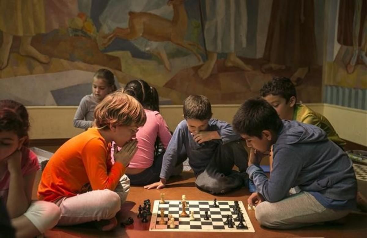 Alumnos de la Escola del Mar de Barcelona, durante la hora de trabajo personal, dedicada a hacer deberes, leer o jugar. Alumnos de la Escola del Mar de Barcelona, durante la hora de trabajo personal, dedicada a hacer deberes, leer o jugar.