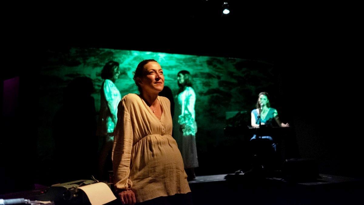 Gina Clotet, en primer término, interpreta a Aina cuando ya es una mujer adulta. Gina Clotet, en primer término, interpreta a Aina cuando ya es una mujer adulta.