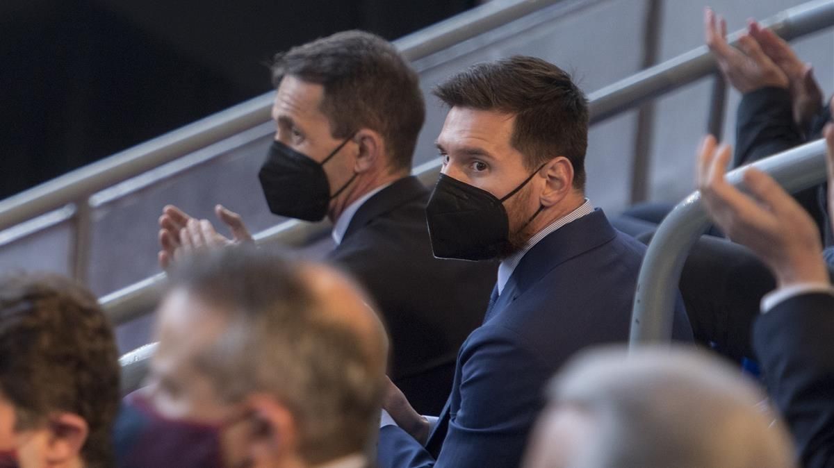 Leo Messi en la grada durante el acto de toma de posesión de Joan Laporta como presidente del FC Barcelona en el Camp Nou Leo Messi en la grada durante el acto de toma de posesión de Joan Laporta como presidente del FC Barcelona en el Camp Nou