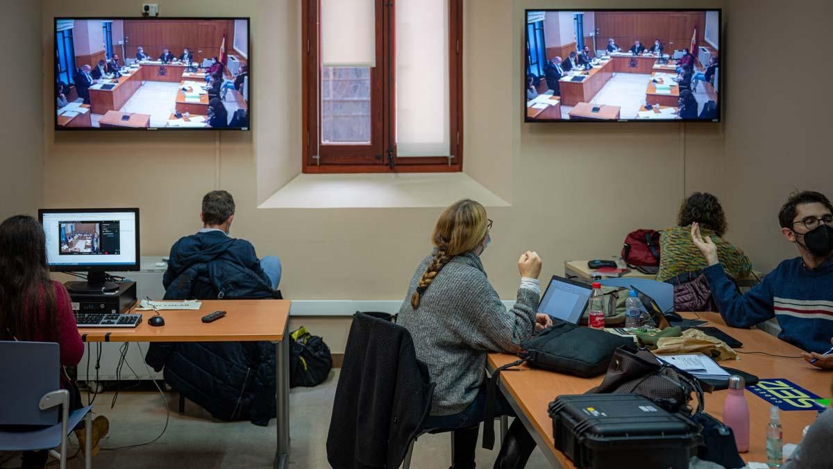 Imagen de la sala de prensa de la Audiencia de Barcelona durante el juicio contra los tres procesados por la triple violación de Sant Boi de Llobregat, tras salir de una discoteca de Molins de Rey. Imagen de la sala de prensa de la Audiencia de Barcelona durante el juicio contra los tres procesados por la triple violación de Sant Boi de Llobregat, tras salir de una discoteca de Molins de Rey.