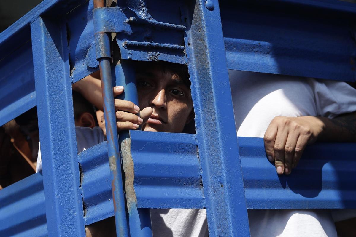 Fotografía de archivo de supuestos pandilleros detenidos durante el Estado de Excepción son trasladados a una cárcel en San Salvador (El Salvador). EFE/ Rodrigo Sura