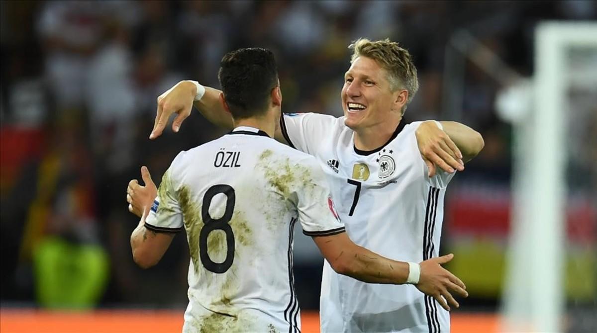  Özil y Schweinsteiger celebran el segundo tanto alemán.