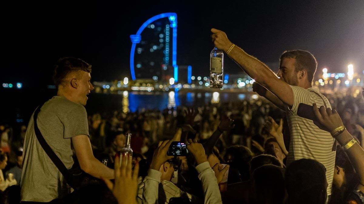 Jóvenes de botellón en la playa de la Barceloneta. Jóvenes de botellón en la playa de la Barceloneta.