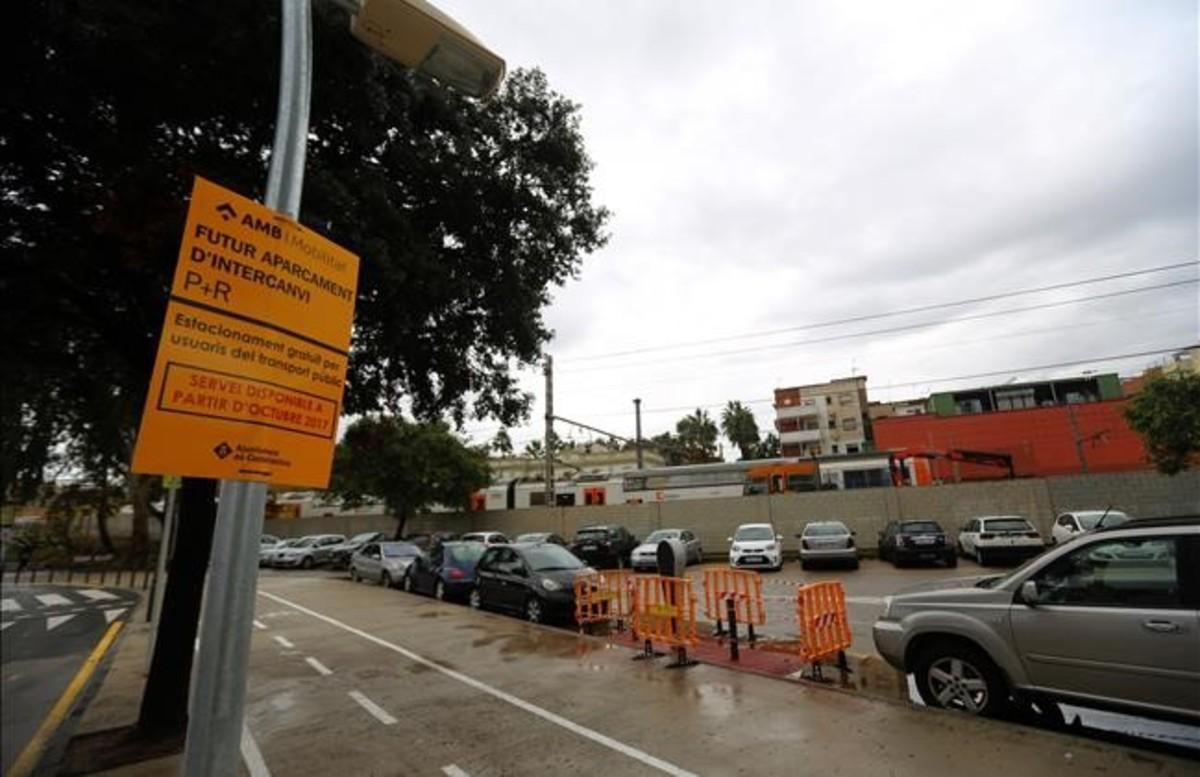 Cartel que indica el estreno de un aparcamiento disuasorio en Castelledefels. Dice octubre, será noviembre. Cartel que indica el estreno de un aparcamiento disuasorio en Castelledefels. Dice octubre, será noviembre.