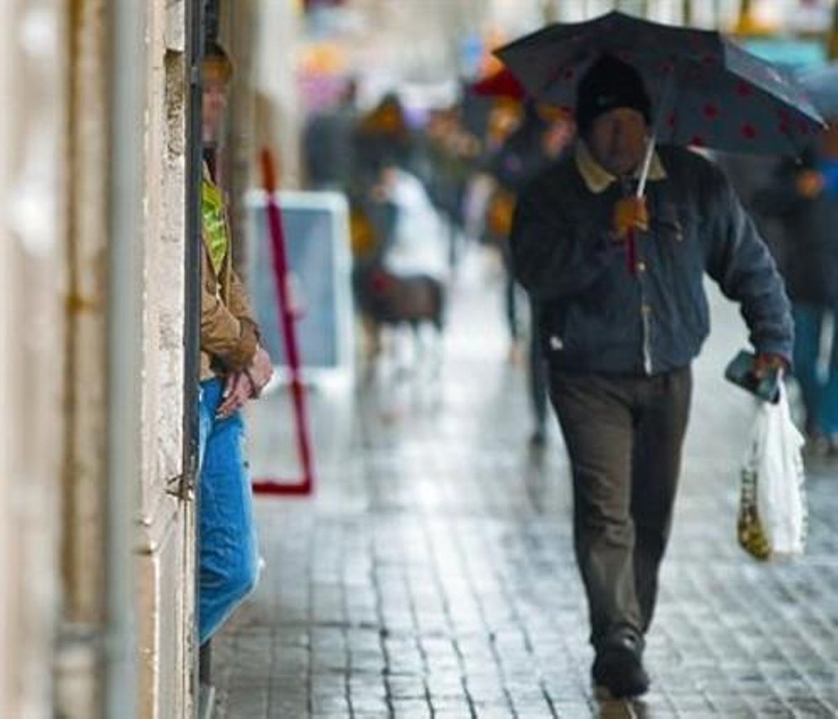 En la calle 8 Una mujer aguarda en un portal de la ronda de Sant Antoni, ayer por la mañana. En la calle 8 Una mujer aguarda en un portal de la ronda de Sant Antoni, ayer por la mañana.