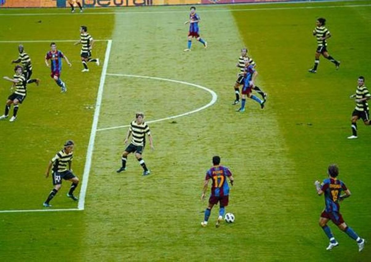 Pedro conduce un ataque del Barça frente a ocho jugadores del Hércules que tratan de defender al portero, el sábado. Pedro conduce un ataque del Barça frente a ocho jugadores del Hércules que tratan de defender al portero, el sábado.