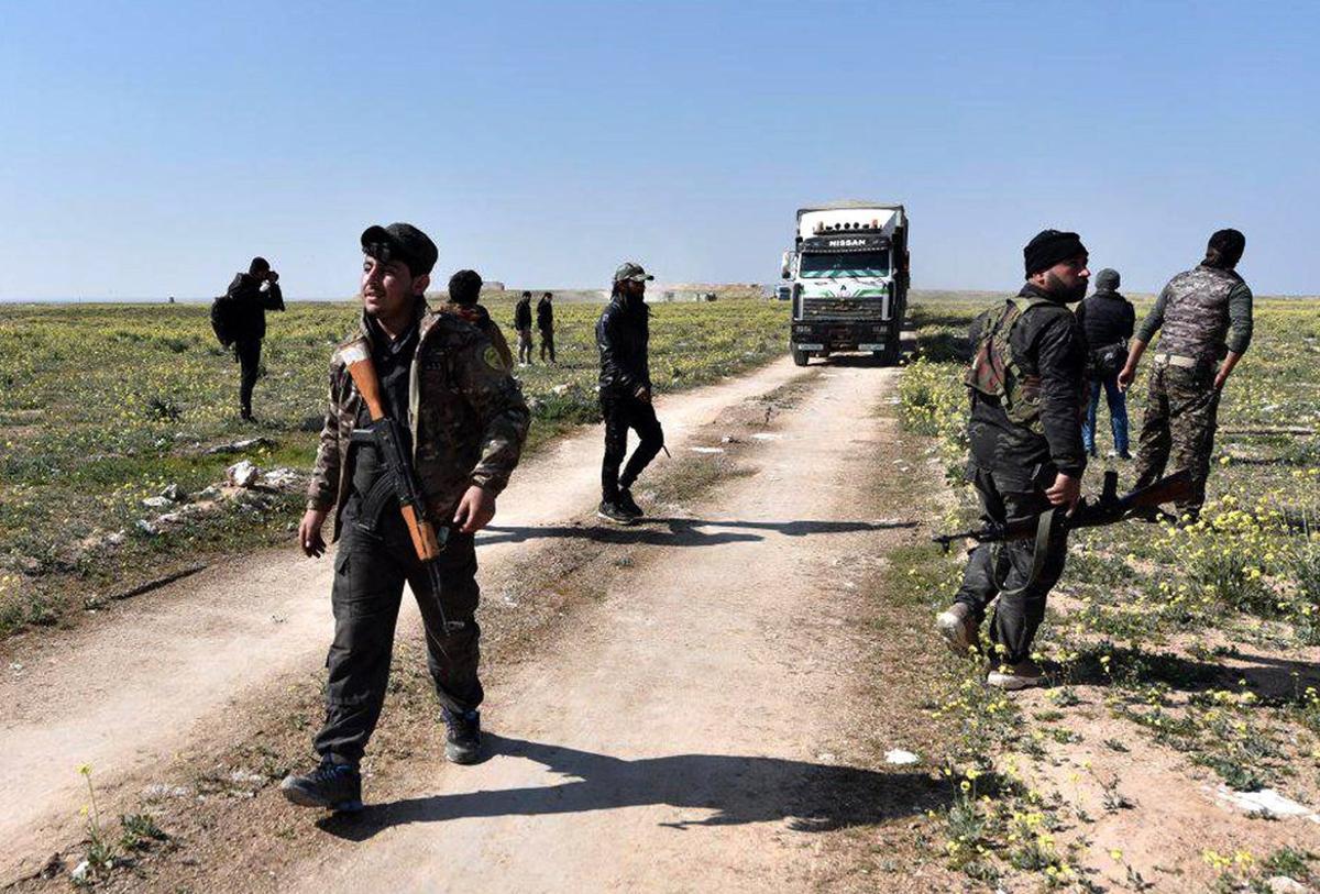 Los combatientes de las Fuerzas Democraticas Sirias vigilan la zona ante atentados terroristas.