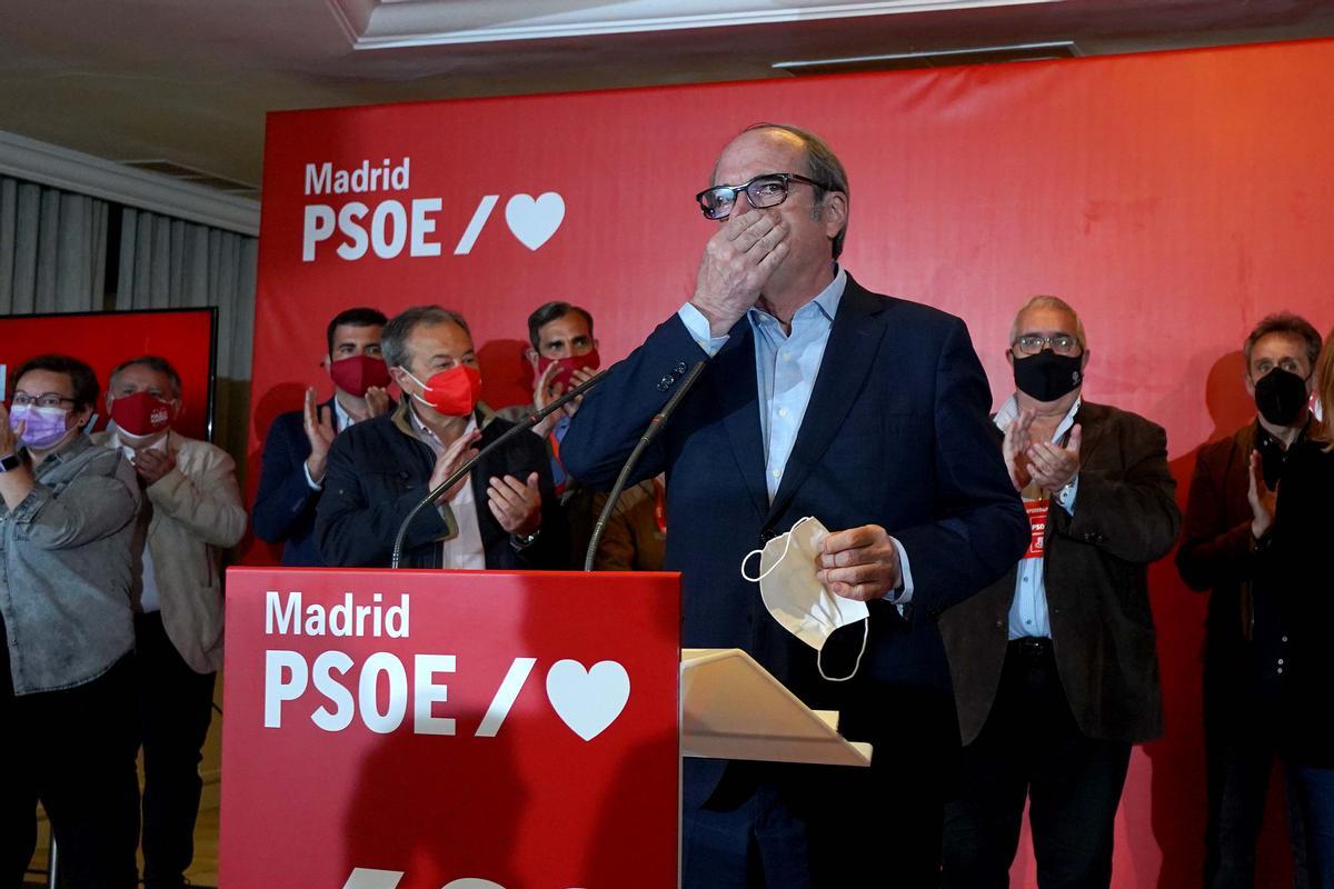 El candidato socialista, Ángel Gabilondo, durante su comparecencia en la noche electoral del 4-M en el hotel Princesa Plaza, rodeado de la cúpula del PSOE-M y de miembros de su lista. 