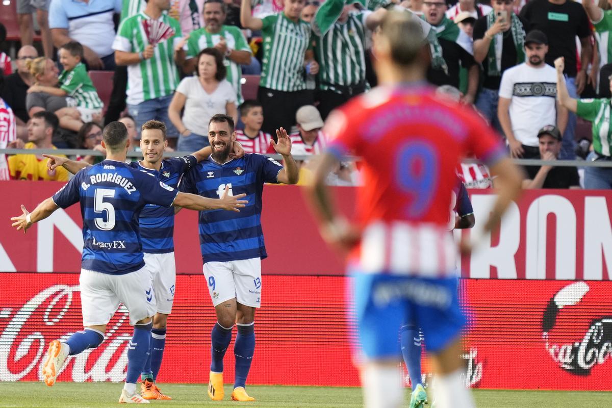 Borja Iglesias celebra uno de sus goles en Montilivi, donde el Betis aseguró la competición europea para la próxima temporada