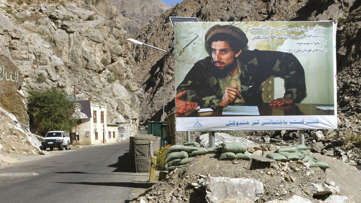 Cartel sobre el comandante Ahmad Shah Masud. Cartel sobre el comandante Ahmad Shah Masud.