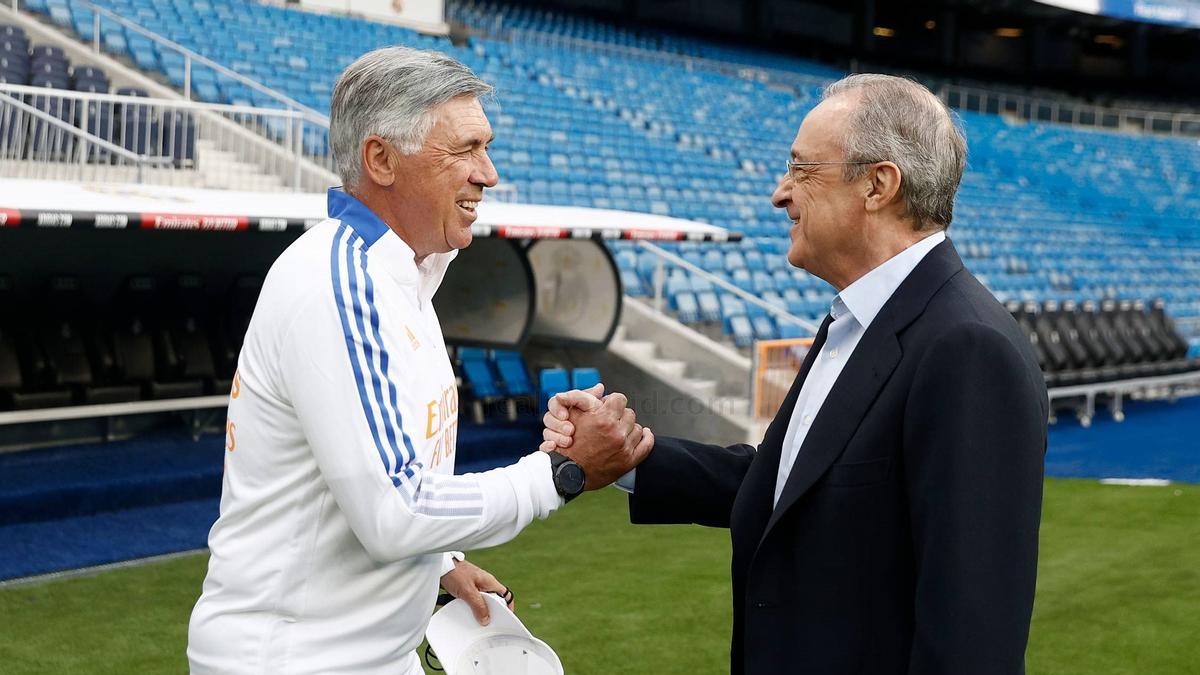 Florentino Pérez saluda a Carlo Ancelotti antes de iniciar el entrenamiento previo al Madrid-Celta en el Bernabéu.